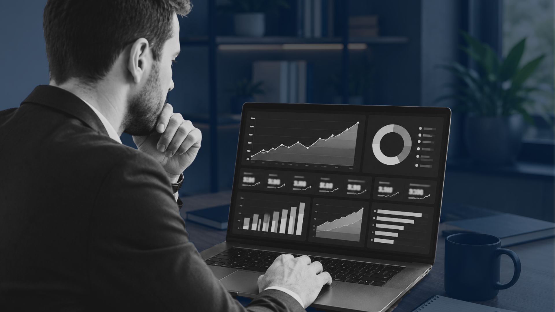 Empresário analisando indicadores financeiros de um e-commerce em notebook, com gráficos de crescimento de vendas online