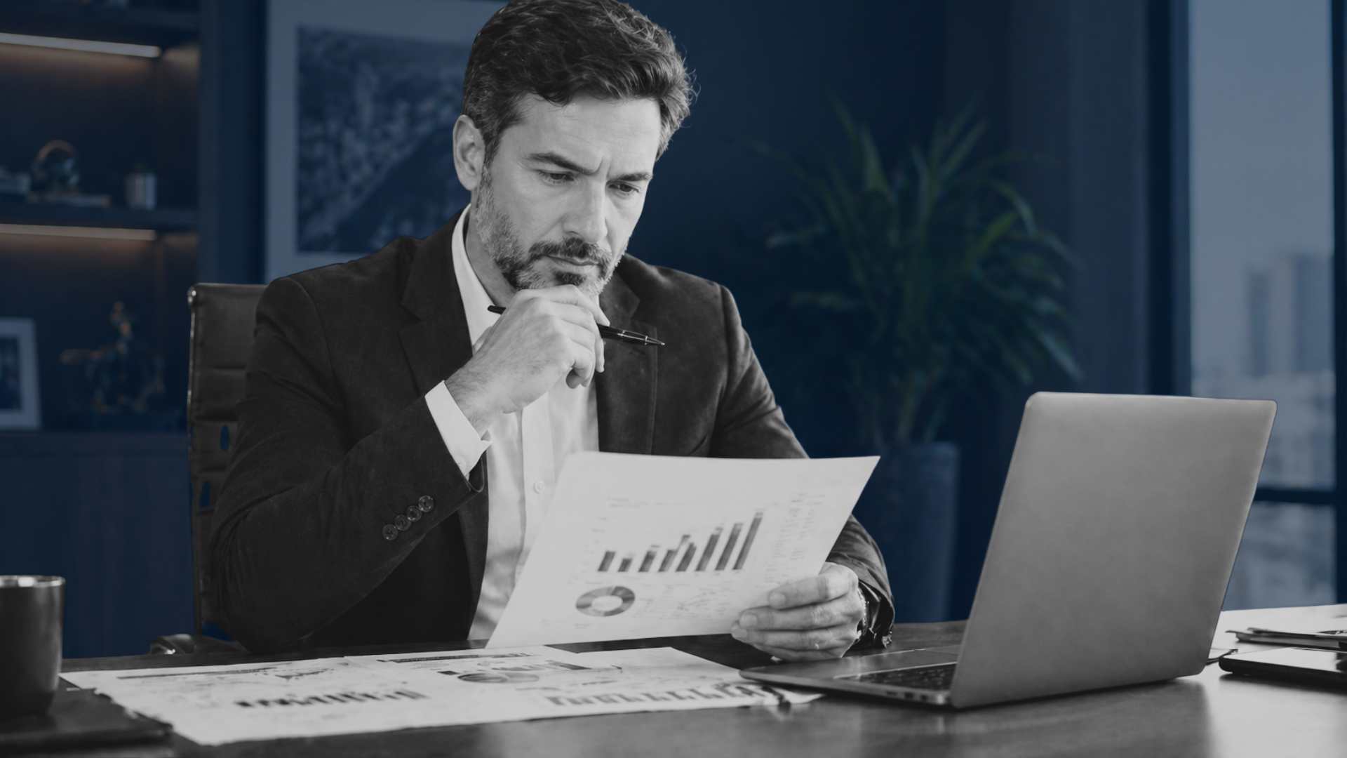 Empresário analisando valuation e ativos intangíveis que aumentaram o valor da empresa