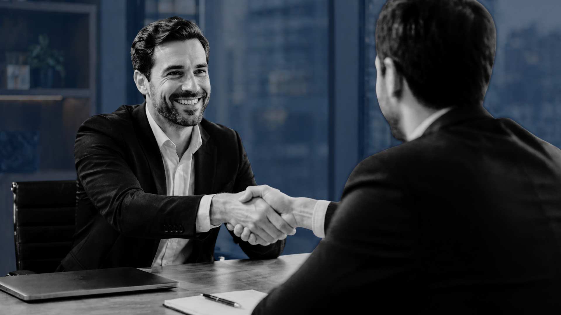 Empresário negociando a entrada de um investidor com apoio em valuation e estratégia de M&A