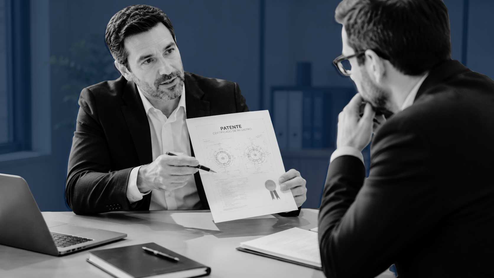 Empresário apresentando patente a gerente para negociação de crédito com apoio de valuation.
