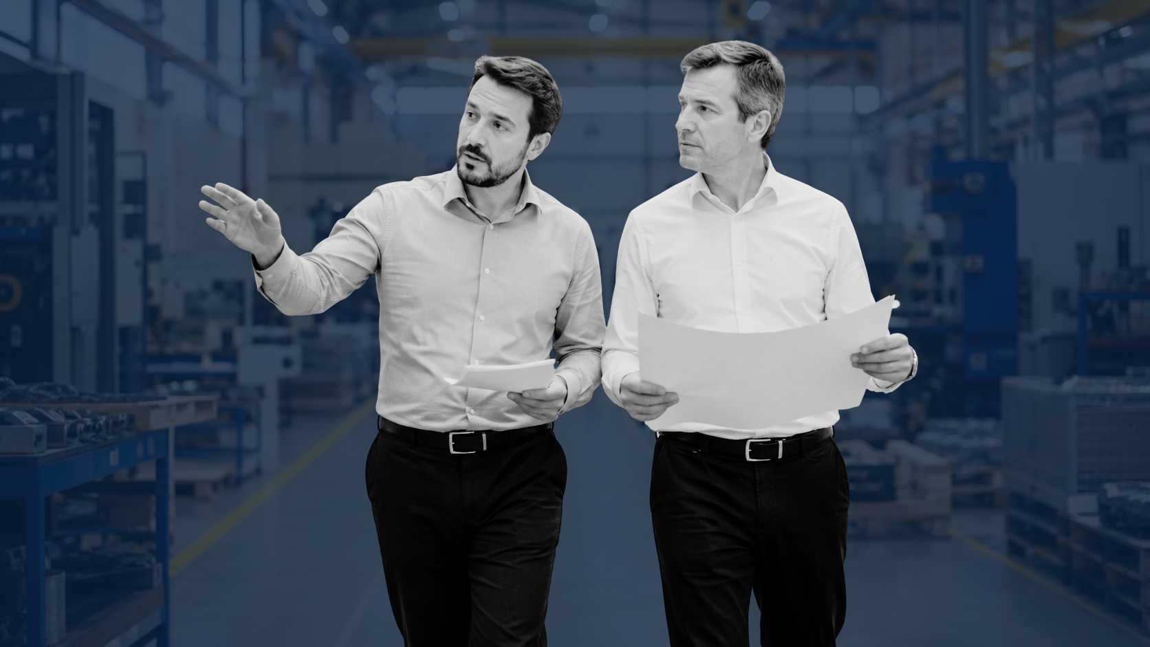 Dois empresários analisando oportunidades estratégicas de alocação de recursos dentro de uma empresa industrial a partir do valuation