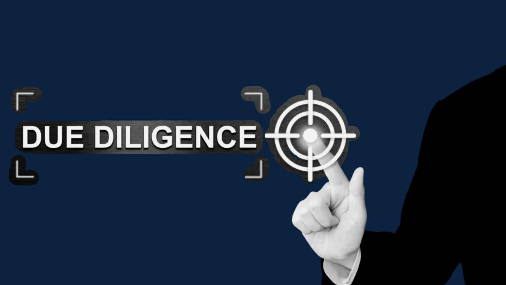 A mão clicando no alvo demonstra que a due diligence é o ponto focal essencial antes do fechamento do contrato de compra e venda